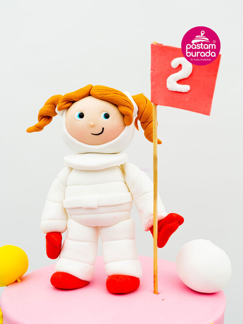 Astronot Temalı Kız Figür Pasta