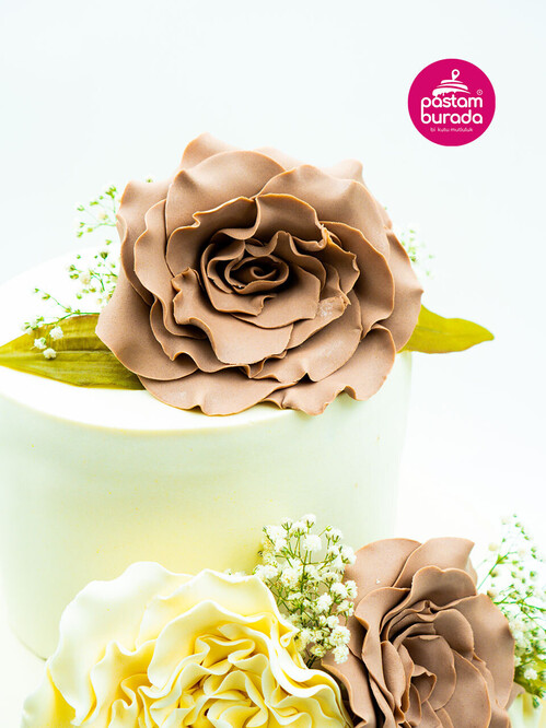 Çiçek Detaylı Minimal Konsept Pasta