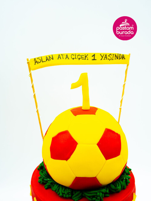Futbol Topu Detaylı Erkek Figürlü Sarı Kırmızı Pasta