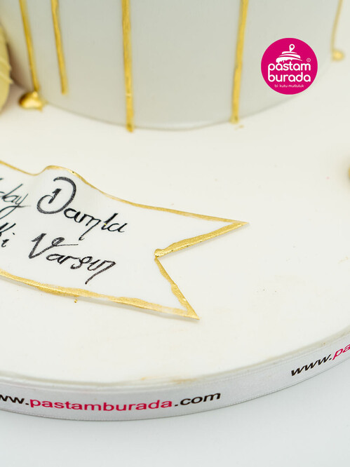 Gold ve Çilek Detaylı Pasta