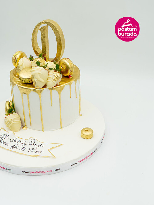 Gold ve Çilek Detaylı Pasta