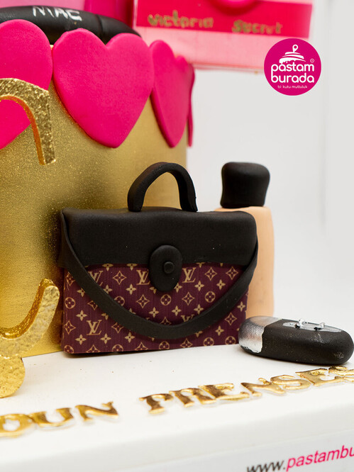 Makyaj Malzemesi Temalı Pasta