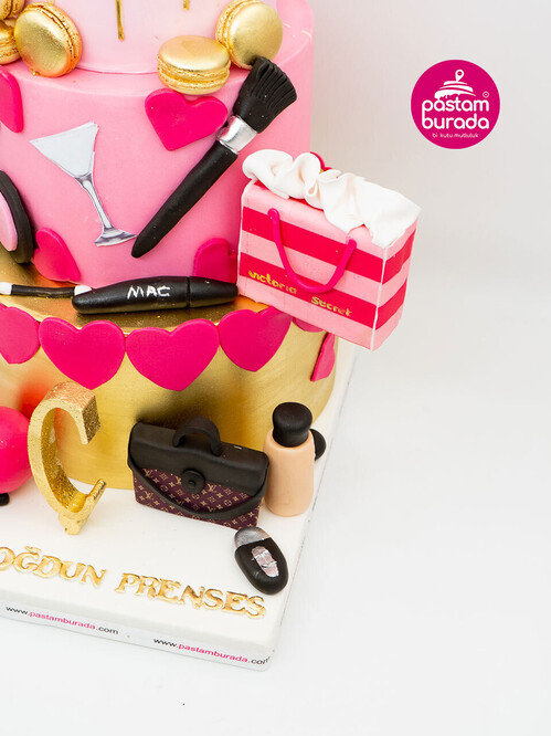 Makyaj Malzemesi Temalı Pasta
