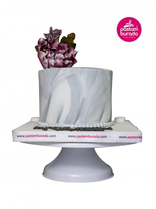 Mermer Desenli Kırmızı Güllü Pasta