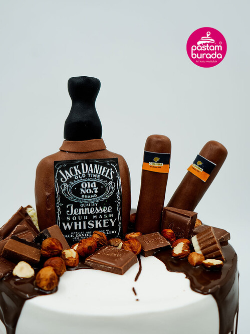 Çikolata ve Fındık Süslemeli Pasta