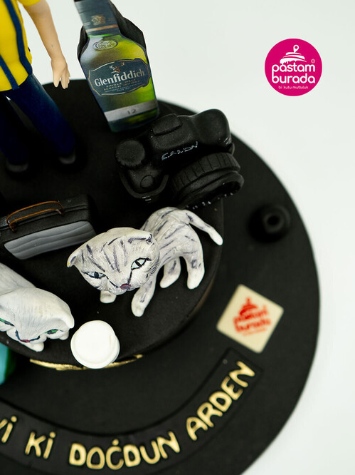 Erkek Figür ve Kedi Pasta