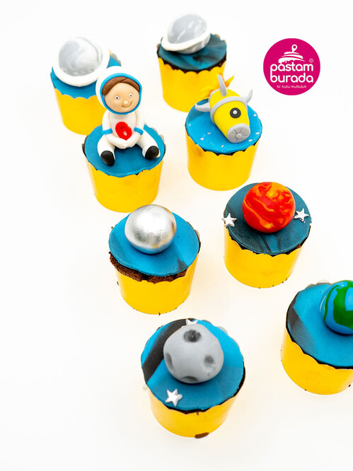 Galaksi Temalı Cupcake