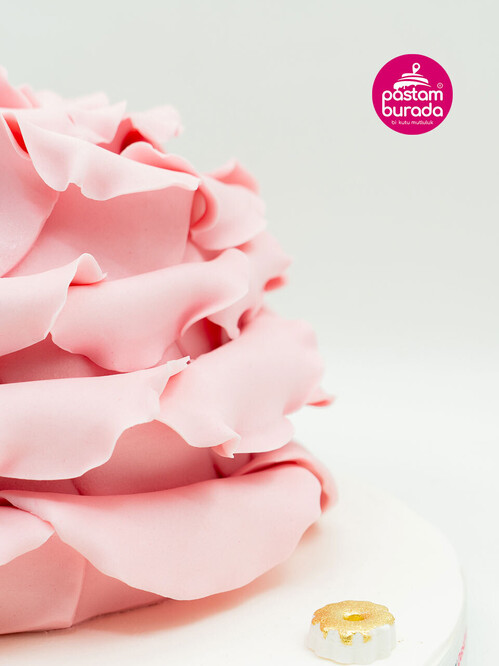 Gül Yapraklı Butik Pasta