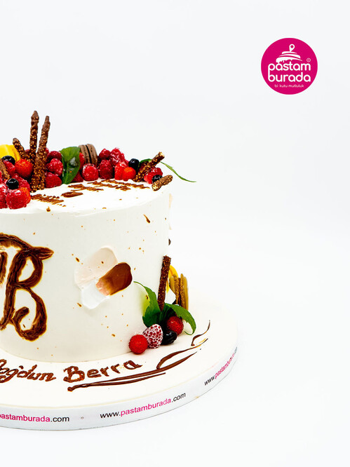 Kara Orman Meyve Süslemeli Pasta