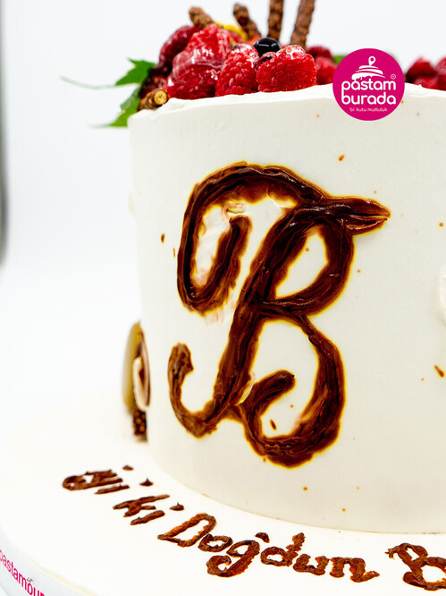 Kara Orman Meyve Süslemeli Pasta