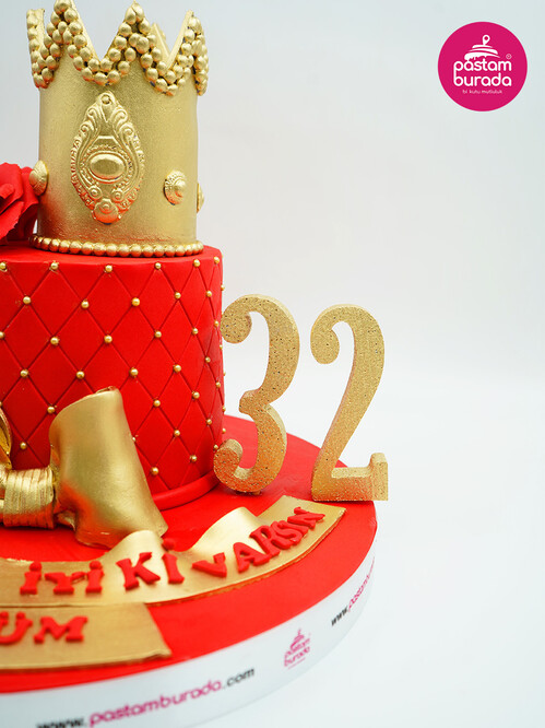 Taç Süslemeli Butik Pasta