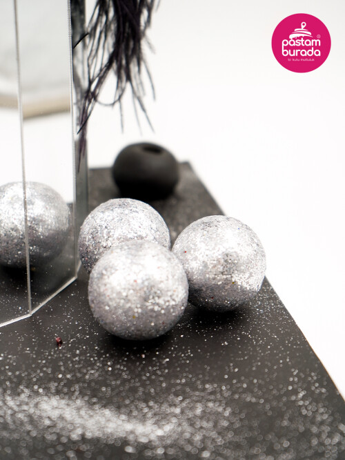 Ayna Ve Gümüş Detay Tasarım Pasta