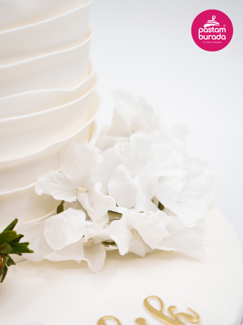 Beyaz Çiçek Gold Detay Pasta