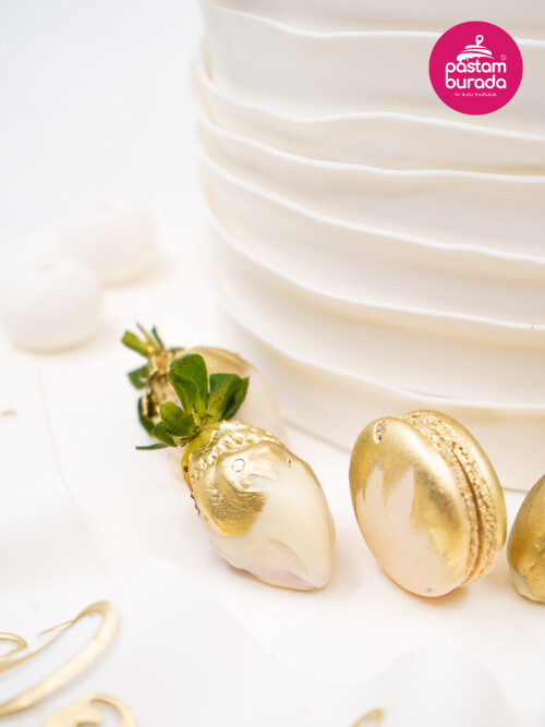 Beyaz Çiçek Gold Detay Pasta