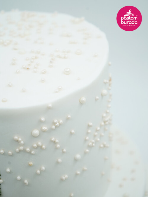 Beyaz Çiçek Ve İnci Detay Pasta