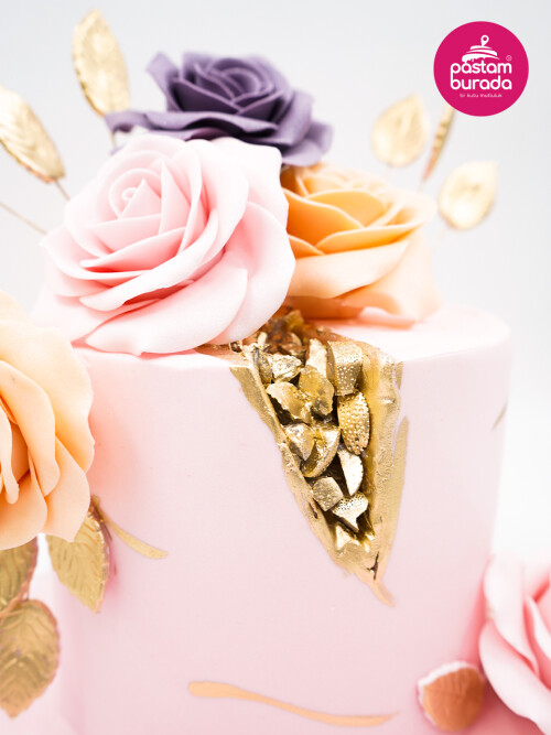 Çiçek Ve Gold Detay Tasarım Pasta