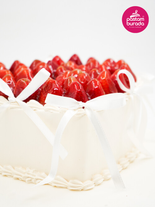 Çilek Detay Kalp Naked Cake