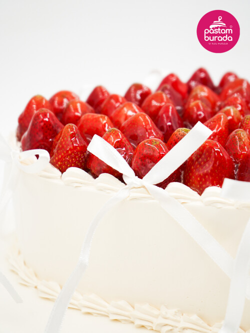 Çilek Detay Kalp Naked Cake