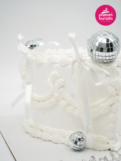 Disko Topu Detay Beyaz Naked Cake