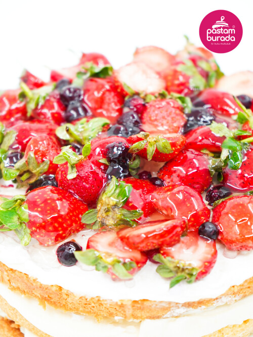 Kırmızı Meyveler Pasta