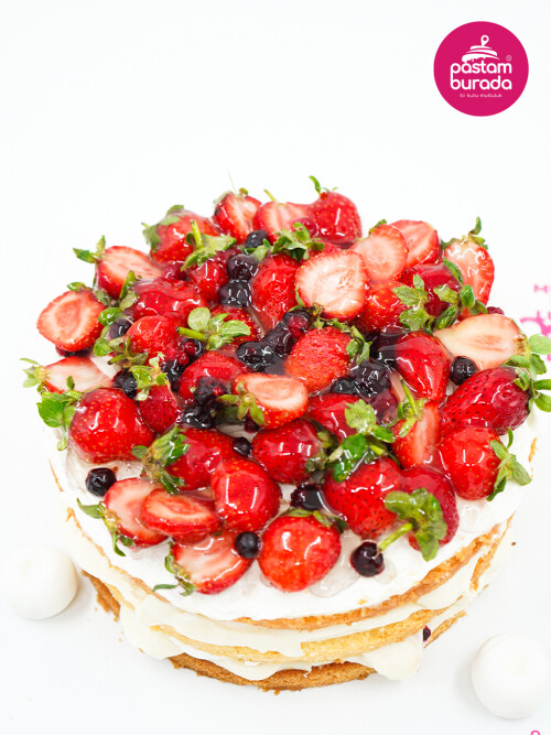 Kırmızı Meyveler Pasta
