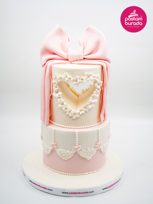 Kurdele Ve Kalp Detay Tasarım Pasta