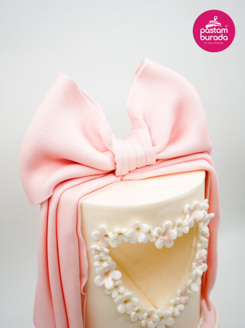 Kurdele Ve Kalp Detay Tasarım Pasta