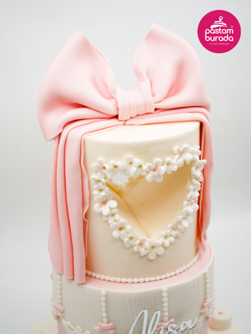 Kurdele Ve Kalp Detay Tasarım Pasta