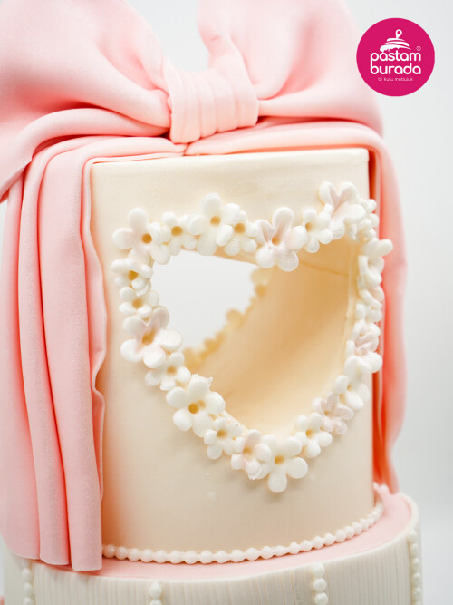 Kurdele Ve Kalp Detay Tasarım Pasta