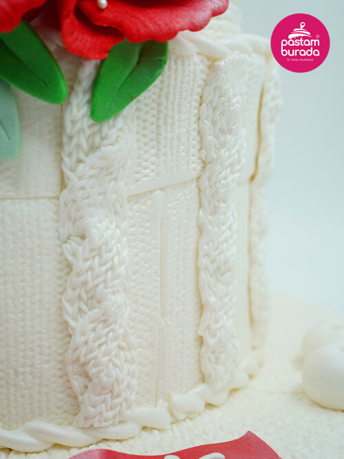Örgü Detay Ve Çiçek Süslemeli Tasarım Pasta