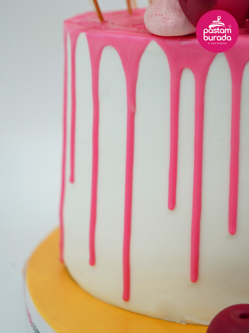 Pembe Süslemeli Barbie Konsept Pasta