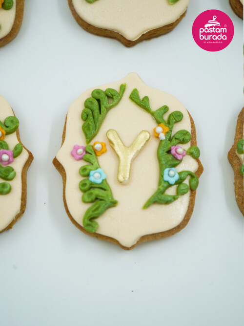 Renkli Çiçek Süslemeli Harf Detay Kurabiye