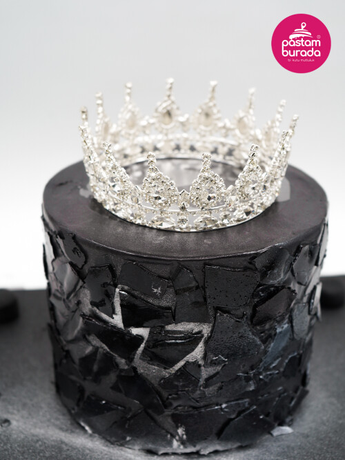 Taç Detay Siyah Tasarım Pasta