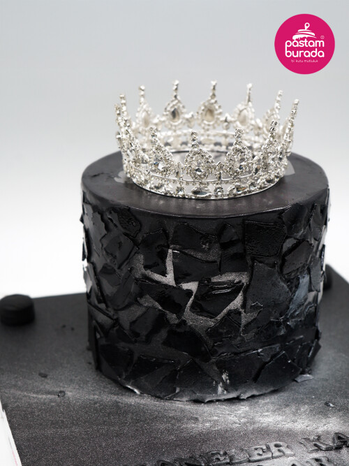 Taç Detay Siyah Tasarım Pasta
