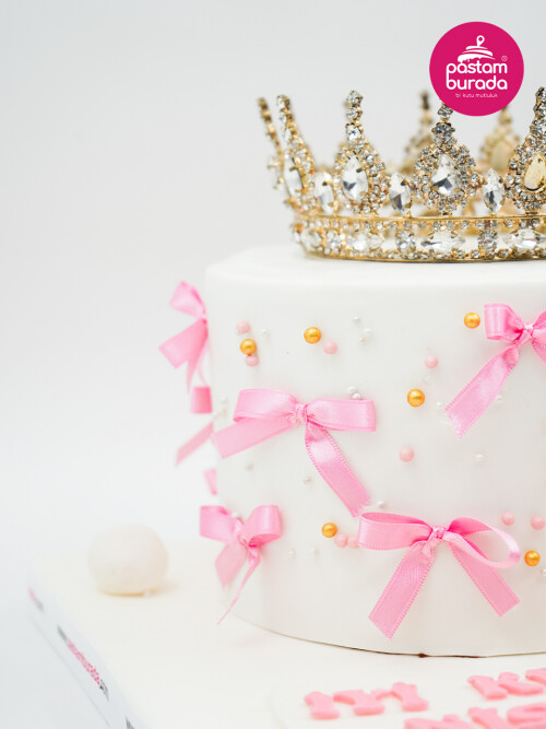Taç Ve Kurdele Detay Tasarım Pasta