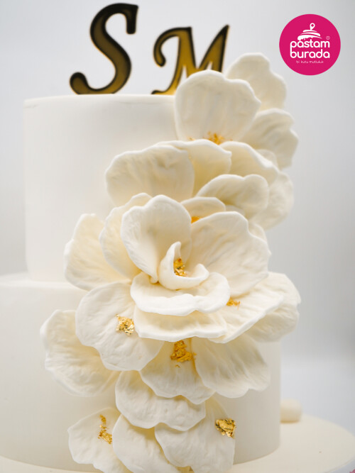 Beyaz Ve Gold Detay Nişan Pastası