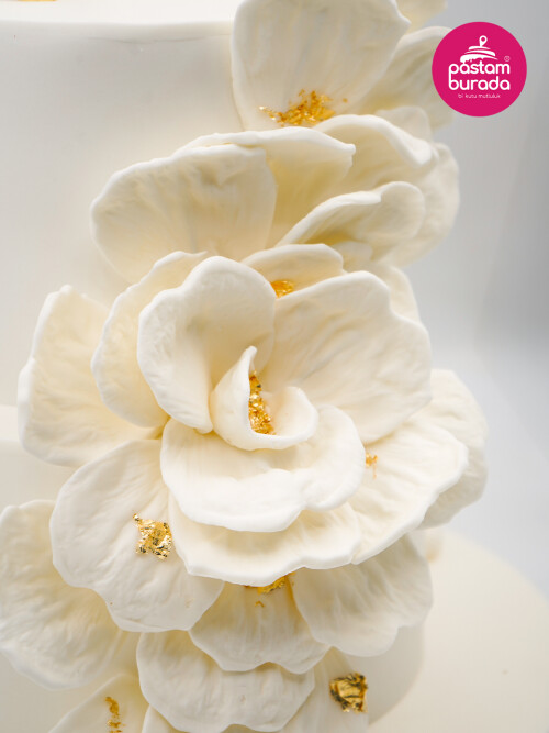 Beyaz Ve Gold Detay Nişan Pastası