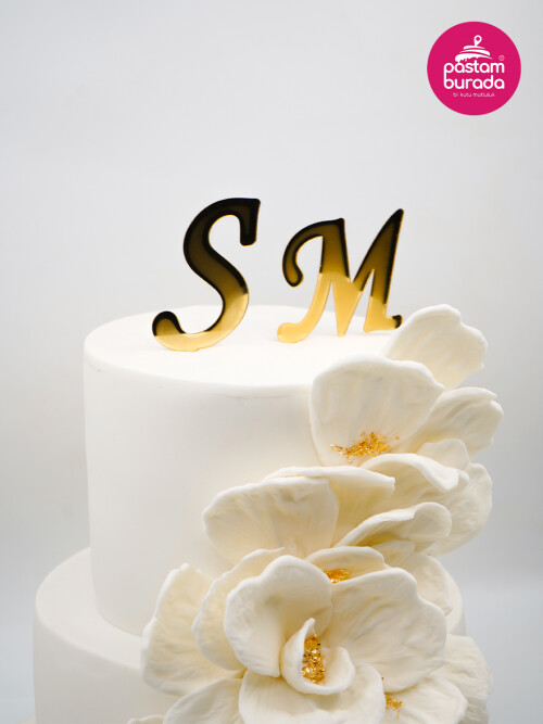 Beyaz Ve Gold Detay Nişan Pastası