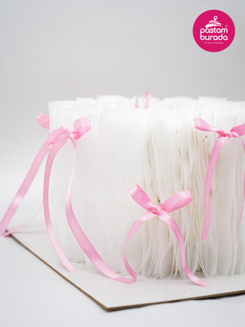 Kurdele Detay Beyaz Tasarım Pasta