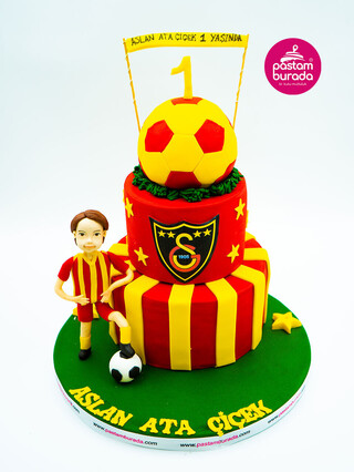 Futbol Topu Detaylı Erkek Figürlü Sarı Kırmızı Pasta