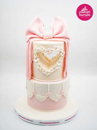 Kurdele Ve Kalp Detay Tasarım Pasta